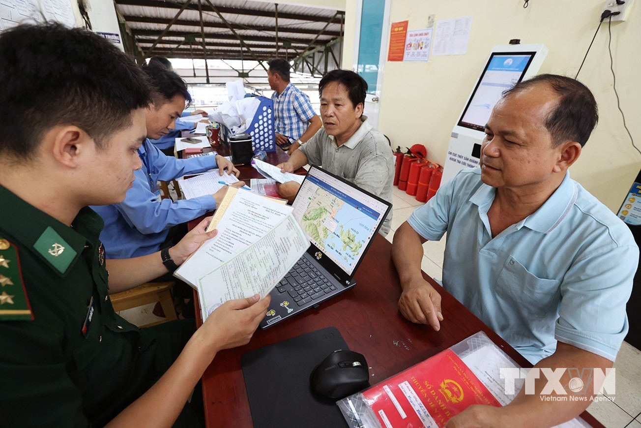 Bộ đội Biên phòng phối hợp với các lực lượng chức năng kiếm tra thủ tục hành chính của tàu cá, trước khi vươn khơi bám biển tại cảng Hòn Rớ ở phường Nam Nha Trang, tỉnh Khánh Hoà. (Ảnh: Vũ Sinh/TTXVN)